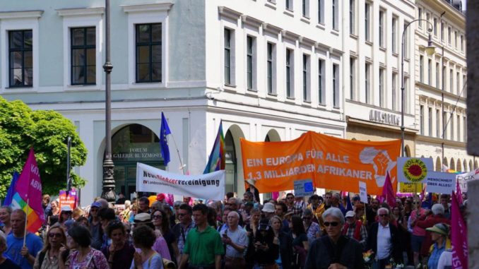 Identitarians troll Pro-Migration Rally: “Europe for all 1,3 Billion Africans”. 